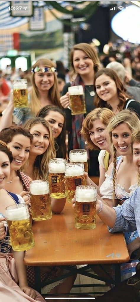 Octoberfest Outfits, Octoberfest Girls, Easy Garden Decor, Octoberfest Beer, Beer Maid, Dirndl Dress Oktoberfest, Oktoberfest Munich, Oktoberfest Outfits, Oktoberfest Woman