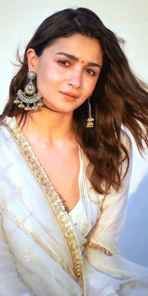 Alia Bhatt Makeup Looks, Alia Bhatt Hair, Alia Bhatt Pics, Alia Bhatt Saree, Aliya Bhatt, Alia Bhatt Photoshoot, Actress Hairstyles, Bollywood Outfits, Alia Bhatt