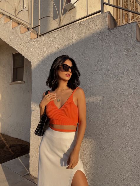 FOTO EN FONDO PARED BLANCA, outfit verano, summer outfit, sunset, boho chic, hair cut, black hair Outfits With White Skirt, Orange Top Outfit, Silk Skirt Outfit, White Skirt Outfits, White Summer Outfits, Top Summer Outfits, Orange Crop Top, Cat Eye Shape, Orange Skirt