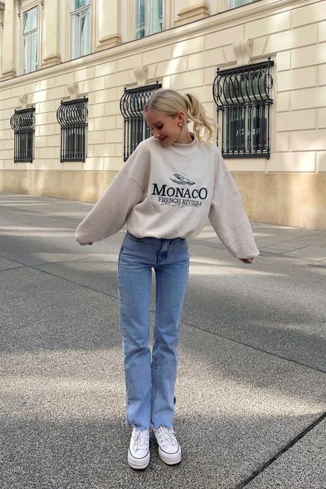 Scandinavian Blonde girl in street wear fashion for autumn Stockholm style outfit inspo Jeans And Crewneck Outfit, Crew Neck Outfit, Back To School Outfit Ideas, Crewneck Outfit, Fall Back To School, School Outfit Ideas, Mom Jeans Outfit, Back To School Outfit, Fall Back