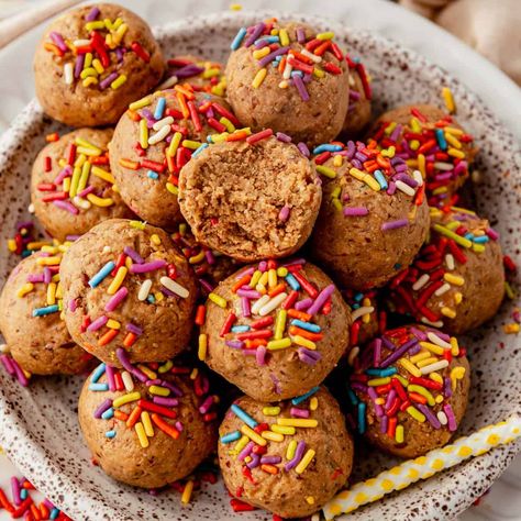 Easy, Healthy Cake Batter Protein Balls [No-Bake] Oatmeal Peanut Butter Protein Balls, Cake Batter Protein Balls, Healthy Cake Batter, Easy Healthy Cake, Cupcake Recipes Uk, Healthy Cake Pops, Cake Batter Protein, Peanut Butter Protein Balls, Kelly Leveque