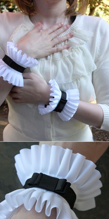 DIY Edwardian Cuff Tutorial from Chic Steals.Really good... Cuff Tutorial, Costume Carnaval, Alice In Wonderland Costume, Cosplay Jewelry, Wonderland Costumes, Corset Pattern, Alice In Wonderland Tea Party, Frou Frou, Mode Inspo