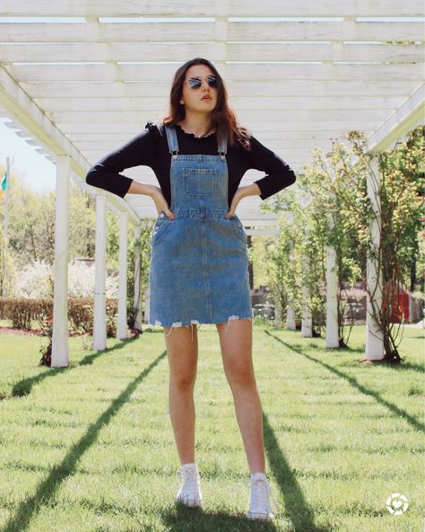 Dungarees Skirt Outfit, Jean Skirt Overalls Outfit, Jumper Skirt Outfit Denim, Dungaree Skirt Outfit, Denim Overall Dress Outfit Fall, 90s Overall Dress Outfit, Denim Overall Dress Outfit, Spring Blue Overall Dress, Denim Jumper Outfit