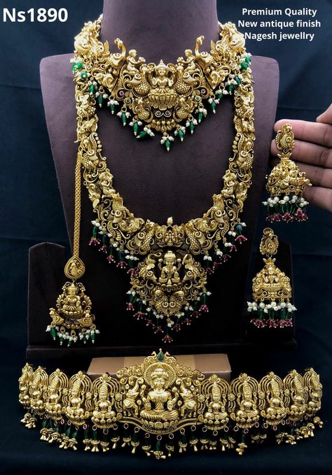 Jwellery Trending 2022, Indian Gold Necklace Designs, Indian Antiques, Bridal Hair Accessories Flower, Wedding Jewelry Sets Bridal Jewellery, Indian Wedding Jewelry Sets, Gold Temple Jewellery, Gold Jewels Design, Antique Necklaces Design