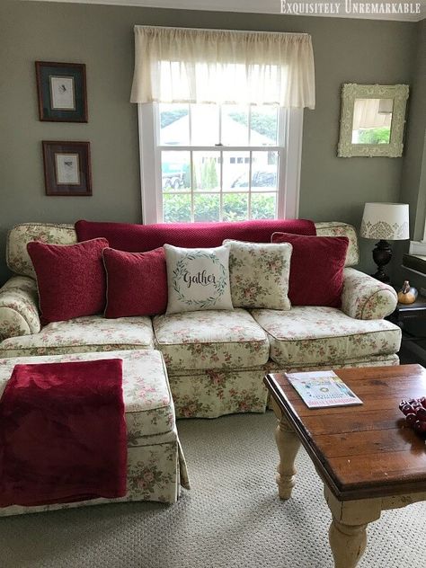 Old Floral Couch, Floral Couch Living Room Modern, Floral Sofa Living Room Decorating Ideas, Floral Couch Living Room Vintage, Floral Sofa Living Room, Floral Couch Living Room, Cottage Couch, Floral Sofas, Cottage Couches