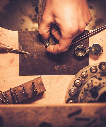 Ring Maker, Wax Carving Jewelry, Necklace Repair, Gold Factory, Jewellery Photography Inspiration, Jewellery Maker, Wax Carving, Jewelry Workshop, Jewelry Studio