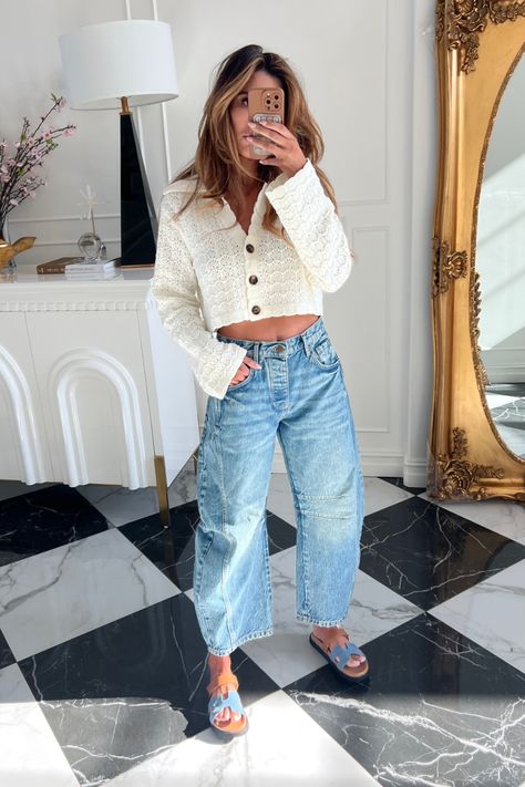 Casual Night Out Outfit Fall, Casual Night Out Outfit, Barrel Leg Jeans, Denim Jeans Outfit, Slides Outfit, Outfit Cardigan, Color Combinations For Clothes, Cardigan Outfits, Lucky You