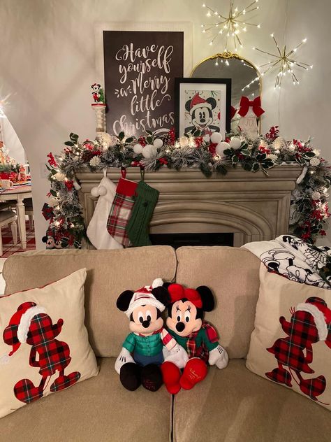 Diy Disney Decor Christmas, Mickey And Friends Christmas Tree, Mickey Mouse Christmas Decorations Ideas, Mickey Mouse Xmas Decorations, Disney Christmas Theme Decorations, Mickey Christmas Tree Ideas, Minnie Mouse Christmas Decorations, Mickey Mouse Christmas Diy, Disney Christmas Home Decor