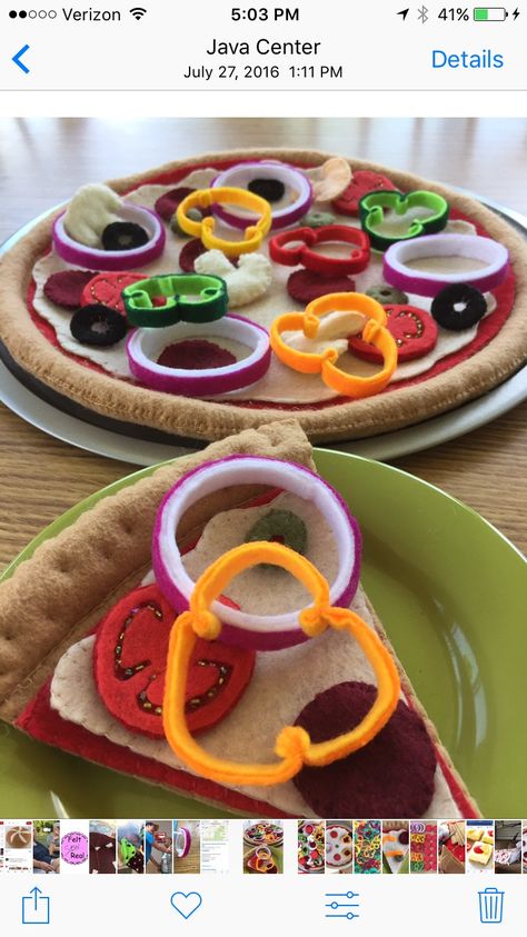 Felt pizza pie slices Felt Food Pizza, Realistic Play Food, Felt Pizza, Felt Food Diy, Felt Food Patterns, Baby Mobil, Play Kitchens, Felt Play Food, Pretend Food