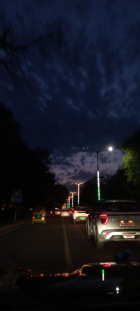 Delhi Roads In Night, Delhi Sky Aesthetic, Delhi Road Snapchat, Delhi Rain Aesthetic, Indian Road Aesthetic, Night Car Snap India Road Pic, Delhi Photography Night, Indian Roads Photography, Evening Rain Aesthetic