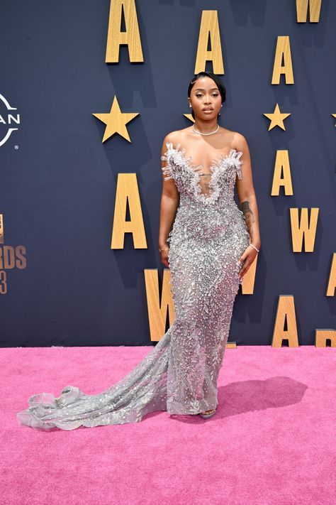 Red Carpet Looks Black Women, Red Carpet Looks Ideas, Red Carpet Prom Dresses, Bet Awards Outfits, Md Dresses 2023, Uncle Waffles Bet Awards, Bet Awards 2023, Md Dresses, Uncle Waffles