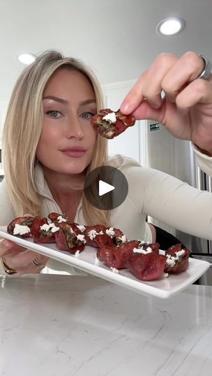 Salami Appetizers Appetizer Ideas, Salami Cups, Salami Appetizer, Finger Appetizers, Olive Appetizer, Holiday Charcuterie, Christmas Appetizer, Best Appetizer Recipes, Bariatric Recipes