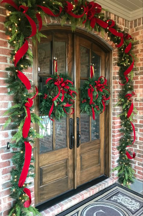 Front Doors Decorated For Christmas, Christmas Outdoors, Christmas Decor Trends, Outside Christmas Decorations, Front Door Christmas Decorations, Country Christmas Decorations, Christmas Front Porch, Christmas Front Doors, Unique Christmas Decorations