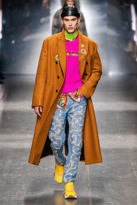 Versace Fall 2019 Menswear Collection - Vogue Mens Fashion 2018, Milan Men's Fashion Week, Male Fashion Trends, Mens Fashion Urban, Mens Fashion Week, Mens Fashion Classy, Funky Fashion, Emily Ratajkowski, Themed Outfits