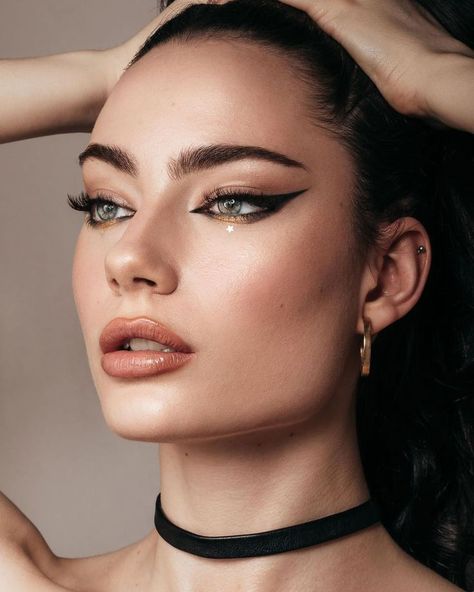 @benkobeauty - 18 Makeup Artists to Follow on Instagram   #blackeyeliner #professionalmakeup #brunette #greeneyesmakeup Makeup For Black Dress, Gala Makeup, Editorial Make-up, Kuas Makeup, Elegantes Makeup, Classy Makeup, Flot Makeup, Dress Glitter, Makeup Hacks Beauty Secrets