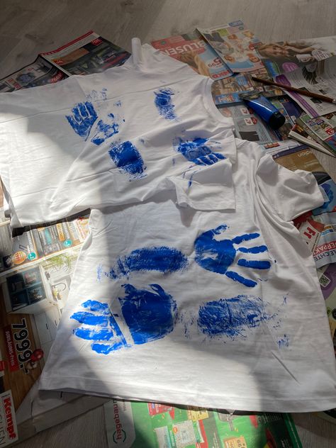 Hand print shirts Hand Print Shirt Couple, Hug Shirts Diy, Hug Shirts With Paint, Hand Print Shirt, Matching Shirts For Couples, Hand Printed Shirt, Tee Shirts Diy, Shirt Painting, Hoodie Diy