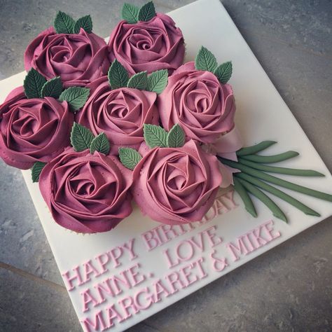 Cupcake Board, Cupcake Flower Bouquets, Deco Cupcake, Decorated Cupcakes, Mothers Day Cupcakes, Cupcake Decorating Tips, Pull Apart Cupcakes, Bakery Ideas, Rose Cupcakes