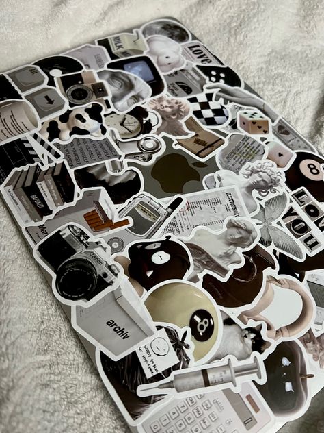 Macbook With Stickers Aesthetic, Macbook Aesthetic Stickers, Laptop With Stickers Aesthetic, Macbook With Stickers, Mac Customization, Macbook Stickers Aesthetic, Macbook Decoration, Macbook Case Aesthetic, Macbook Aesthetic