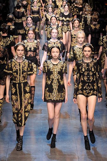 Dolce & Gabbana Fall 2010. I love the black and gold for no logical reason Haute Couture Style, Couture Mode, Baroque Fashion, Mode Inspiration, Dolce & Gabbana, London Fashion, Milan Fashion Week, Couture Fashion, Look Fashion