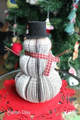 Book Snowman, Old Book Crafts, Paper Christmas Decorations, Recycled Book, Book Page Crafts, Diy Snowman, Christmas Crafting, Snowman Crafts, Homemade Christmas