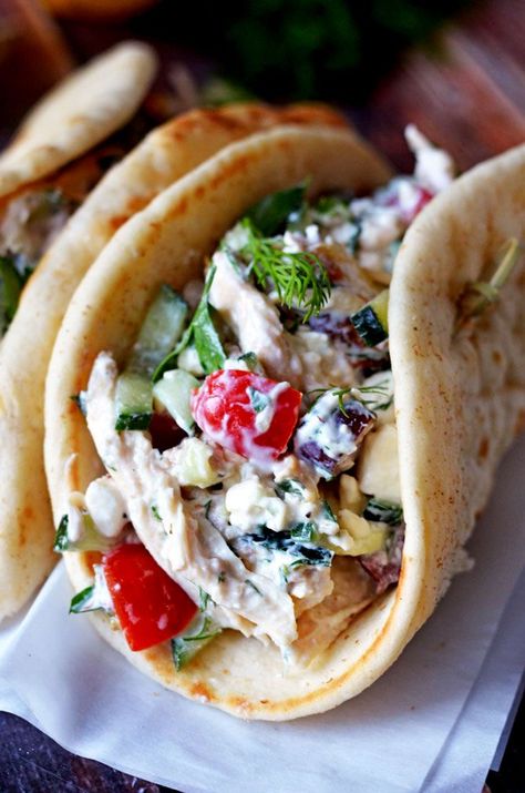 Easy Greek Tzatziki Chicken Salad. Delicious? Check. Easy? Check. Healthy? Check.  Find out how to make the no-cook quick summer salad! | hostthetoast.com Tzatziki Chicken Salad, Pepperoni Dip, Tzatziki Chicken, Greek Tzatziki, Fest Mad, Cheesecake Dip, Summer Eating, Mediterranean Diet Recipes, Summer Salad