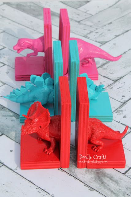 Dinosaur Bookends with Hot Glue!  Upcycle old plastic kid toys and some pieces of wood...as well as hot glue and spray paint to make statement bookends! Dinosaur Bookends, Easy Gifts To Make, Upcycled Gifts, Homemade Toys, Diy Gifts For Kids, Deco Originale, Upcycled Crafts, Old Toys, Hot Glue