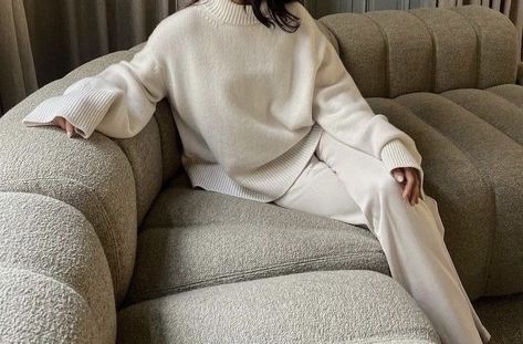 Oversized Sweater White, Womens Fall Fashion, Fall Fashion 2023, Vanilla Girl Aesthetic, Jumper For Women, Vanilla Girl, Lifestyle Magazine, Oversized Sweater, Fitness Inspo