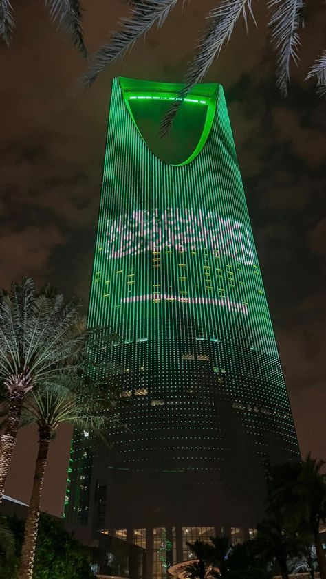 Ksa Saudi Arabia, National Day Saudi, Saudi Arabia Culture, Yellow Photography, Riyadh Saudi Arabia, Travel Picture Ideas, Arab Culture, Funny Science Jokes, Italy Aesthetic