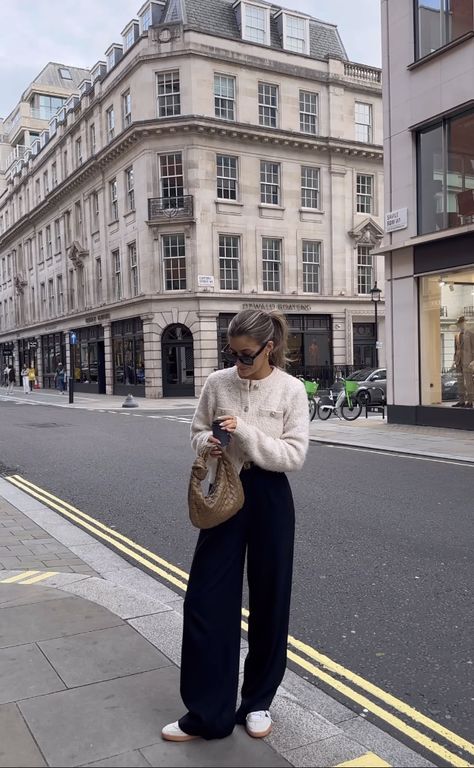 Cream Cardigan Outfit, London Spring Outfit, Cardigan Outfit Aesthetic, Adidas Samba Women, Adidas Samba Outfits, Adidas Samba White, Samba Outfits, 00s Mode, Adidas Samba Outfit