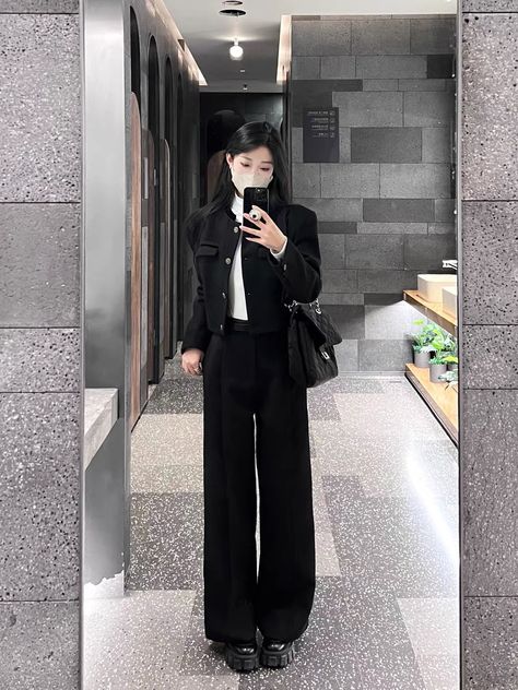 Korean Outfits Black Pants, Kpop Office Outfit, Korean All Black Outfit, Slacks Outfit Formal, Chinese Casual Outfits, Korean University Outfit, University Outfit Ideas, Korean Winter Fashion, Korean University