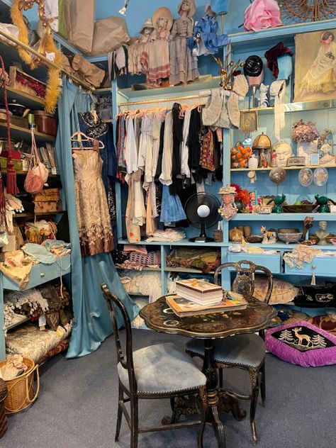 Affordable Room Decor, Vintage Dressing Rooms, Vintage Store Ideas, Balletcore Aesthetic, Thrift With Me, Antique Booth Displays, Vintage Thrift Stores, Store Room, Room Hacks