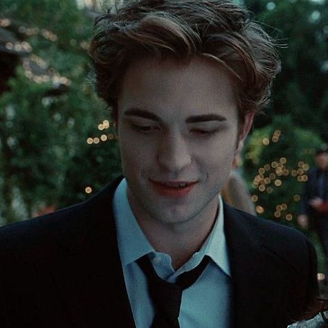 Edward Cullen Robert Pattinson, Twilight Vibes, Robert Pattinson Twilight, Robert P, Twilight Dr, Twilight Aesthetic, Twilight Photos, Twilight Edward, Literary Characters