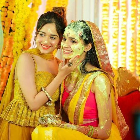 Mehendi Photography Bridal, Haldi Photography Ideas, Haldi Look For Bride, Haldi Pose, Haldi Poses For Bride, Bride Fashion Photography, Haldi Photoshoot, Mehendi Photography, Haldi Ceremony Outfit