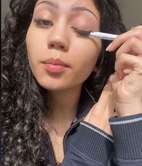 This guide shares a super easy Vaseline eyelash hack. Learn how to get your lashes looking long without makeup in this quick tutorial. How To Make Eyelashes Look Longer, Vaseline Eyelashes, Eyelash Lift, Lash Curler, Eyelash Brush, Curling Eyelashes, Eyelash Curler, Lash Lift, Without Makeup