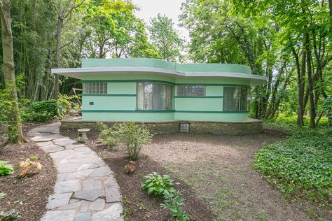 Baltimore Art, Art Deco Homes, Brutalist Buildings, Streamline Moderne, Glass Brick, Art Deco Buildings, Curved Walls, Art Deco Home, Up House