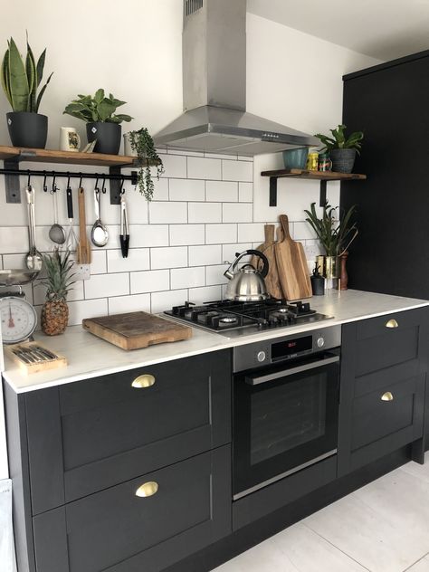 Anthracite Kitchen, Charcoal Kitchen, Modern Kitchen Colours, Howdens Kitchens, Industrial Kitchen Design, Open Plan Kitchen Living Room, Shaker Kitchen, Kitchen Dinning, Kitchen Room Design