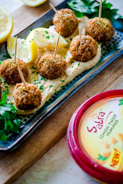 Falafel With Hummus, Arabic Finger Food, Hummus Appetizers Ideas, Vegan Appetizers Finger Foods, Falafel Appetizer, Vegetarian Appetizers For Party, Summer Finger Foods, One Bite Appetizers, Lemon Twist