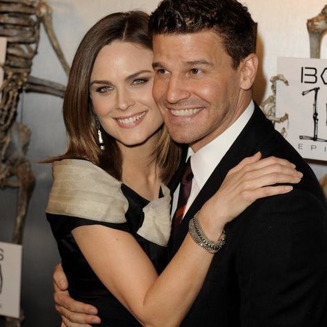 Kay🤍✨ on Twitter: "Co-Stars: ★☆☆☆☆  Emily Deschanel and David Boreanaz: ★★★★★… " John Francis Daley, Bones Tv Series, Booth And Bones, Booth And Brennan, Bones Tv Show, Glamouröse Outfits, Emily Deschanel, David Boreanaz, Fox Tv