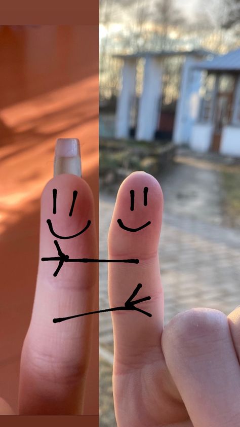 Finger Couple Wallpaper, Long Distance Best Friend Photo Ideas, How To Make Online Friends On Instagram, Finger Couple Photo, Finger Couple Instagram Story, Finger Drawing Couple, Online Friends Photo Ideas, Long Distance Friendship Pics, Long Distance Friendship Photo Ideas