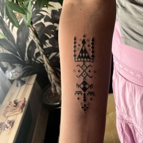 Moroccan Tattoos, Berber Tattoo, Sacred Tattoo, H Tattoo, Henna Tattoo Hand, B Tattoo, Hand Poke, Line Work Tattoo, Botanical Tattoo