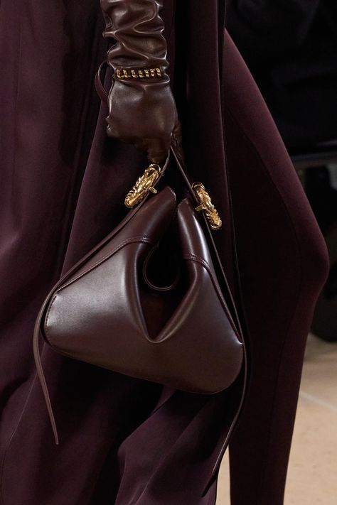 Burgundy Aesthetic, Visuell Identitet, Fall 2023 Ready To Wear, Burgundy Bag, Burgundy Outfit, 2023 Ready To Wear, Kelly Bag, Outfit Look, Bag Trends