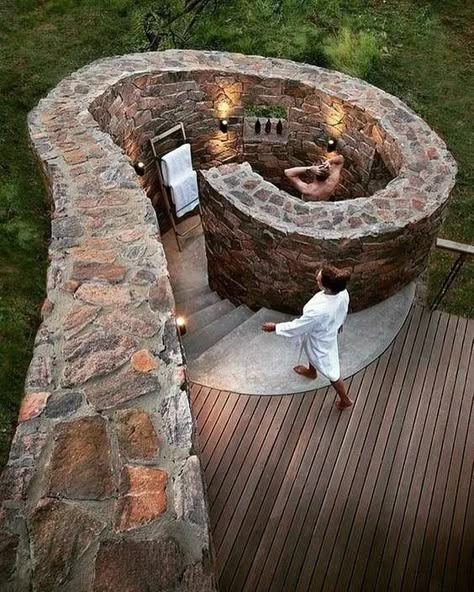 An outdoor shower :) Terrasse Med Tak, Kolam Air, Kolam Koi, Outdoor Hot Tub, Outdoor Bathroom Design, Outdoor Baths, Outdoor Showers, Outdoor Bathroom, Outdoor Bathrooms