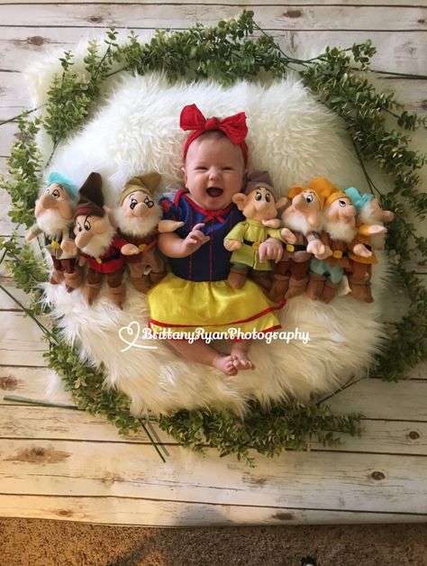 Newborn Snow White Photoshoot, Cute 6 Month Old Halloween Costume, Snow White Milestone, Snow White Monthly Milestone, Disney Baby Monthly Photos, Disney Milestone Pictures, Disney Princess Monthly Baby Pictures, Snow White Baby Photoshoot, Anouncment Ideas