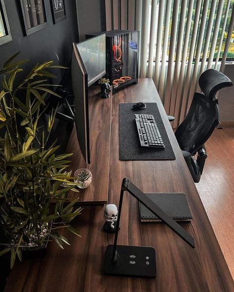 Modern Gaming Setup, Clean Desk Setup, Small Room Setup, Minimal Desk Setup, Minimal Inspiration, Dark Wood Desk, Clean Desk, Computer Desk Setup, Dark Modern