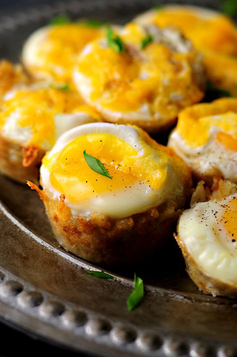 Tater Tot Cups with Eggs and Cheese {Video} - StreetSmart Kitchen Breakfast Casserole Muffins, Breakfast Egg Muffins, Sausage Muffins, Eggs In Muffin Tin, Tater Tot Recipes, Muffins Breakfast, Tater Tot Breakfast, Tator Tots, Kids Baking