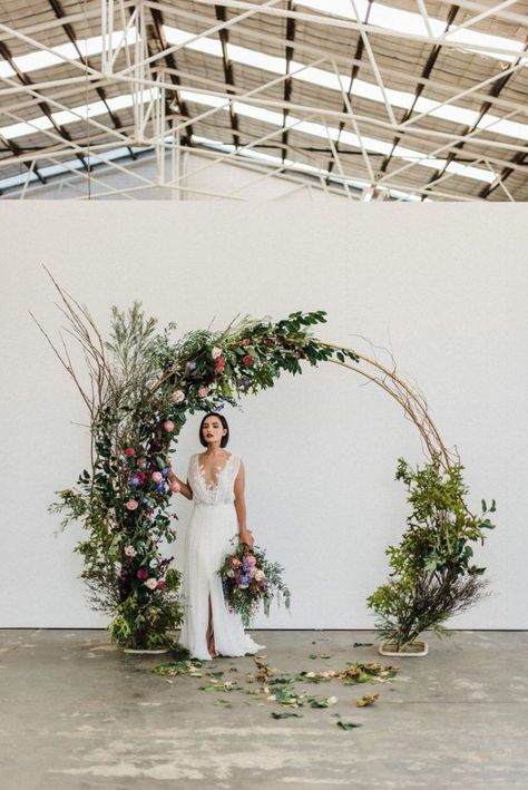 modern floral circle arch wedding backdrop ideas Wedding Cake Designs, Diy Wedding Decorations, Wedding Ceremony Ideas, The Golden Girls, Wedding Bows, Ceremony Backdrop, Wedding Background, Wedding Deco, Greenery Wedding