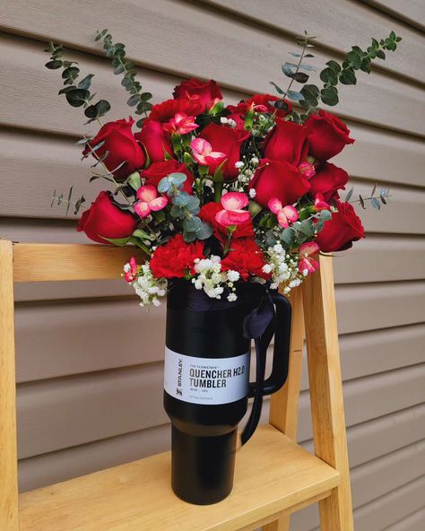 Stanley arrangement 🥀 #stanleyarrangement #redroses #eucalyptus #rosearrangement #stanleytumbler Stanley Flower Arrangement, Stanley Bouquet, Starbucks Flower Arrangement, Coffee Bouquet Gift, Gift Arrangements Ideas, Bottle Gift Ideas, Secret Sister Gifts, Diy Projects Gifts, Small Birthday Gifts