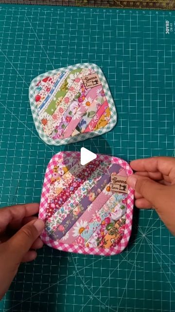 Quilting Coasters Patterns, Patchwork Small Projects, Scrap Fabric Crafts No Sew, How To Make Fabric Coasters, Scrappy Sewing Projects, Fabric Coasters Diy, Coaster Sewing Pattern, Fabric Scraps Ideas, Sewing Coasters