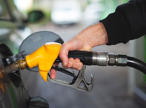 Avec la hausse du prix de l’essence, votre budget consacré au transport a explosé? Pourtant, il est possible de diminuer sa consommation de carburant en roulant. Il suffit d’un peu d’effort et d’attention. Petrol Price, Pompe A Essence, Free Gas, Fuel Prices, Gas Mileage, Oil Company, Service Station, Gas Prices, Honda Fit