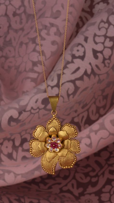 Floral pendant with gold petals and vibrant beads perched in the centre Gold Pendant Jewelry Simple, Gold Chain Pendant Designs, Chain Pendant Designs Gold, Gold Pendant Designs For Women, Gold Pendant Jewelry Indian, Latest Gold Pendant Jewelry, Pendent Designs Gold, Polki Diamond Jewellery, Gold Pendant Designs